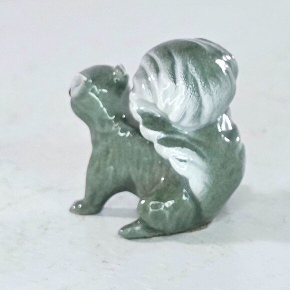 Hagen Renaker Grey Squirrel Mama Miniature Figurine Vintage *Chip* - Picture 4 of 8